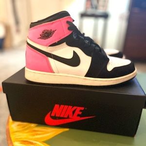 Air Jordan 1 Retro High OG- black & White/ hot pink